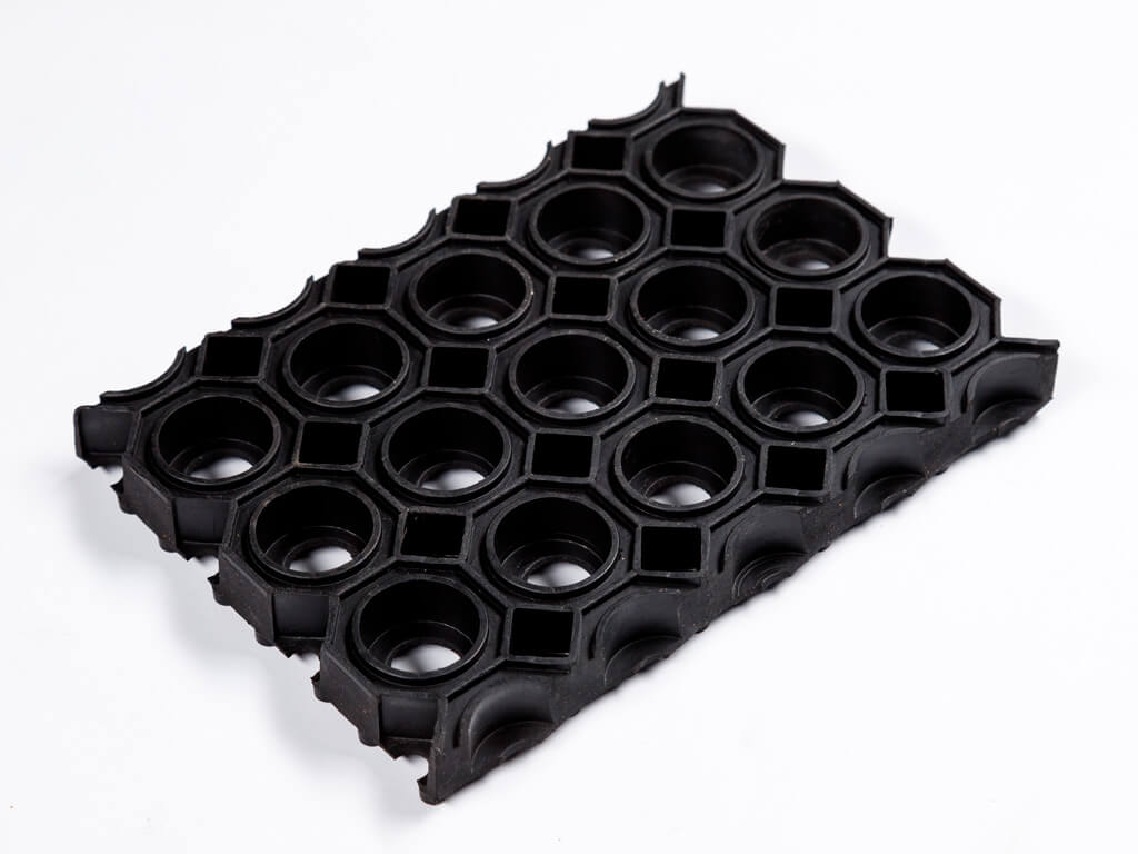 Een duurzame rubberen mat die zowel binnen als buiten gebruikt wordt
